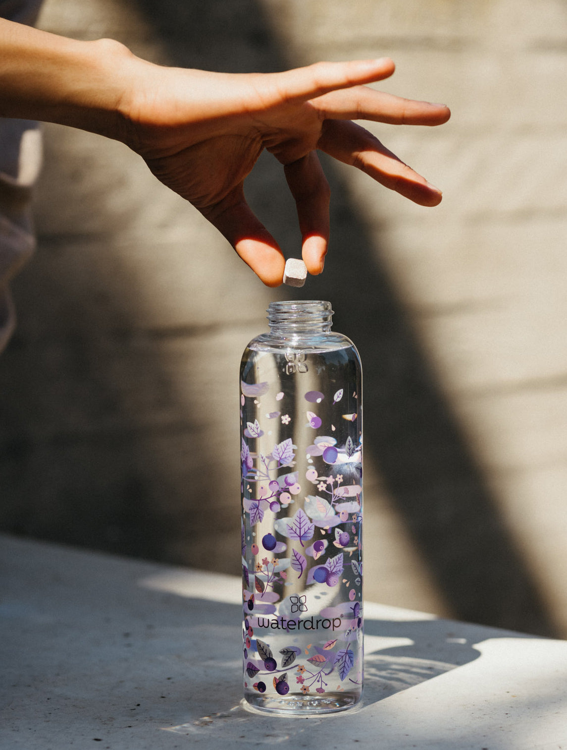 Sklenená fľaša a termoska na cesty