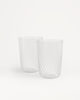 Dvojica priehľadných sklenených pohárov s vlnitým, špirálovým vzorom, každý s objemom 330 ml, umiestnené na bielom pozadí.