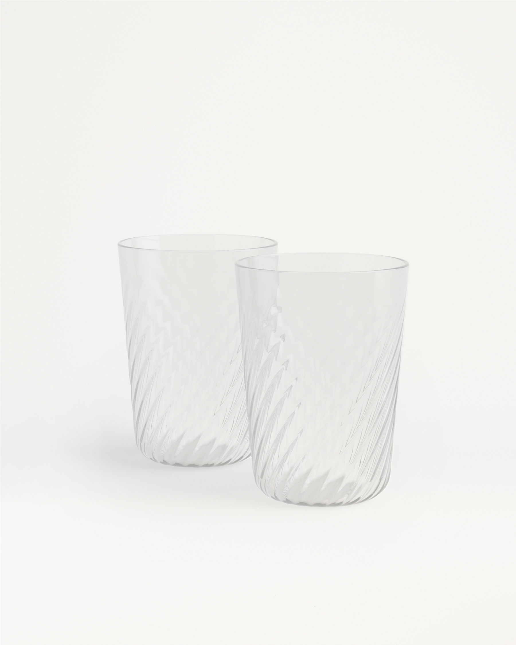 Dvojica priehľadných sklenených pohárov s vlnitým, špirálovým vzorom, každý s objemom 330 ml, umiestnené na bielom pozadí.