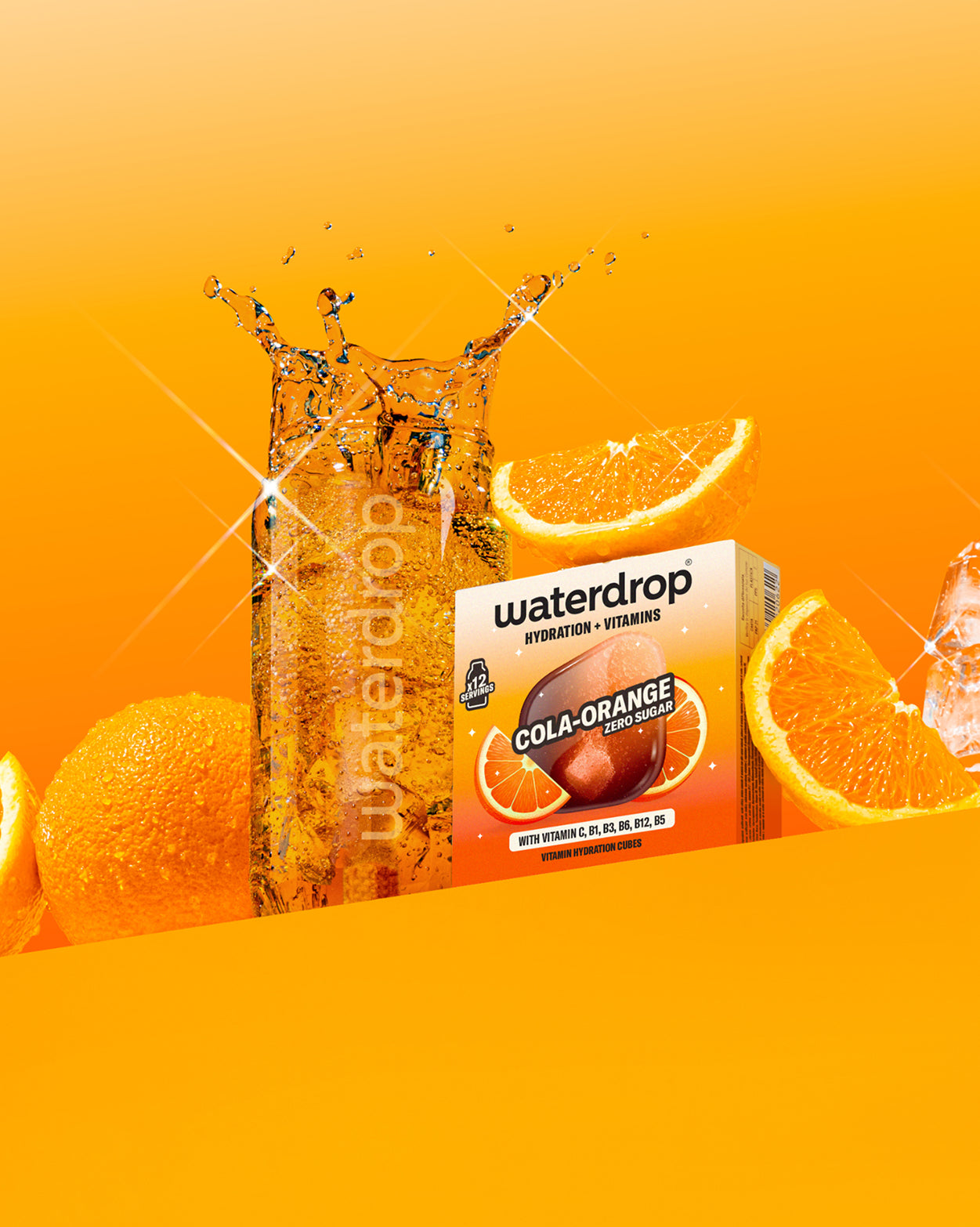 Sklenená plechovka Waterdrop s perlivým nápojom vedľa krabičky príchute Cola Orange, obklopená pomarančmi, ľadom a striekajúcou vodou na oranžovom pozadí.