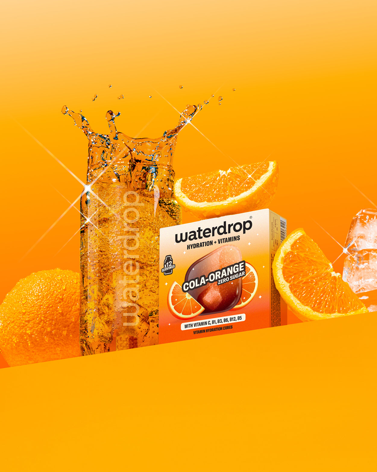 Sklenená plechovka Waterdrop s perlivým nápojom vedľa krabičky príchute Cola Orange, obklopená pomarančmi, ľadom a striekajúcou vodou na oranžovom pozadí.