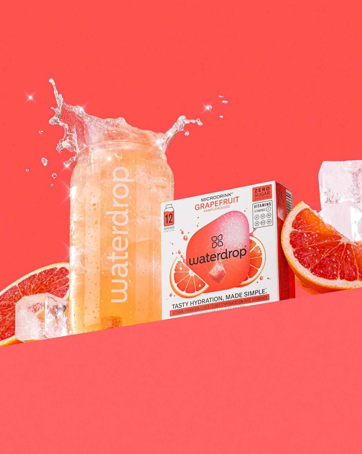 Sklenená plechovka Waterdrop s perlivým nápojom vedľa krabičky Microdrink Grapefruit, obklopená plátkami grapefruitu, ľadom a špliechajúcou vodou na červenom pozadí.