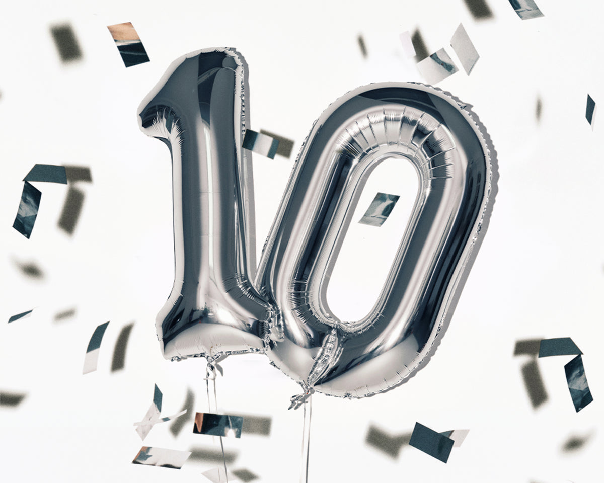 Strieborné fóliové balóniky vo tvare čísla 10 so šírkou konfety.