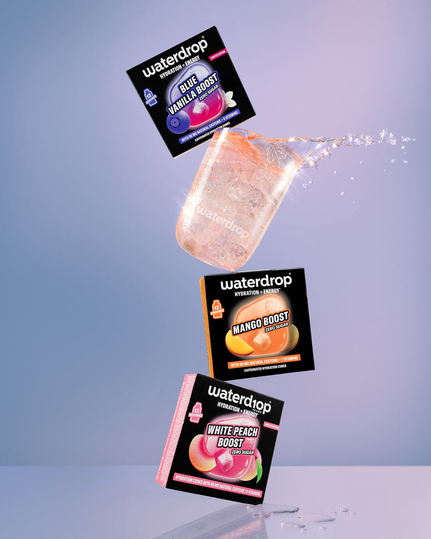 Sáčky Waterdrop Boost voľne plávajú vo vzduchu proti modrému gradientnému pozadiu.