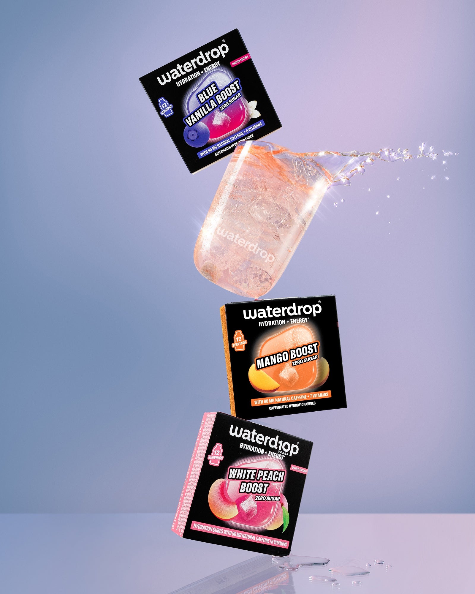 Sáčky Waterdrop Boost voľne plávajú vo vzduchu proti modrému gradientnému pozadiu.