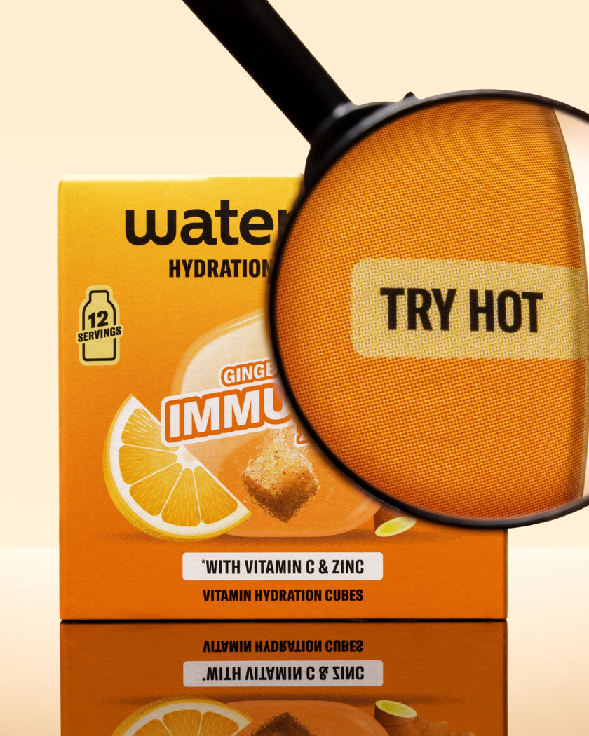 Oranžová krabica hydratačných kociek s lupou nad oranžovou kockou.